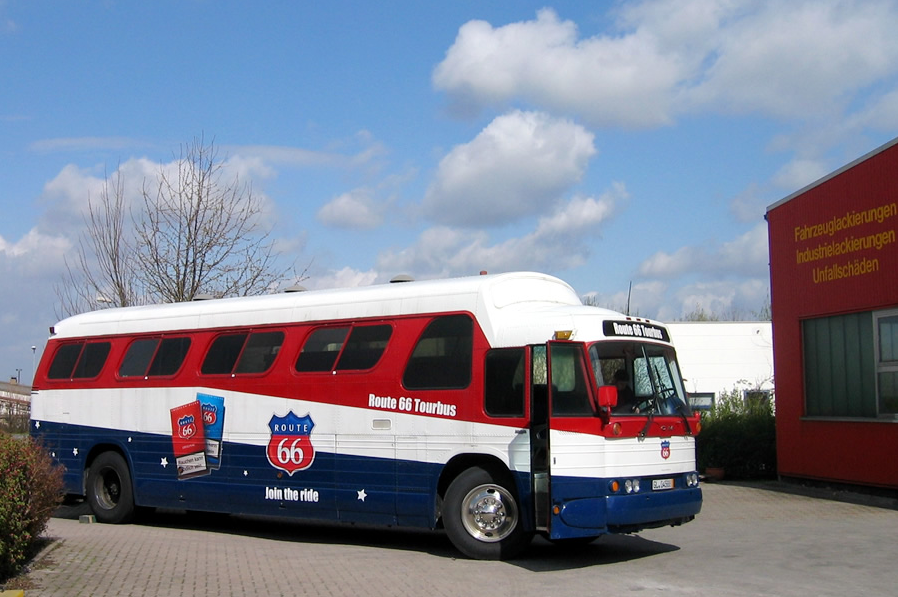 Umlackierung eines Busses (vorher)