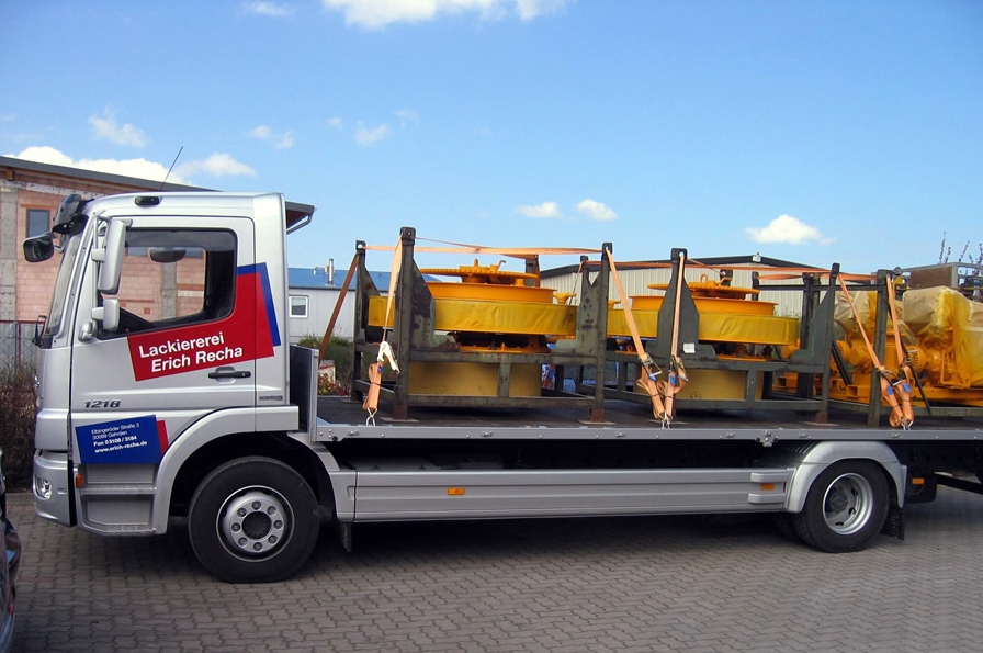 Transport von Industrieteilen mit dem Firmen-LKW