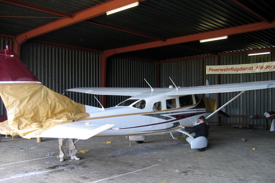 Cessna-Umlackierung auf dem Flugplatz